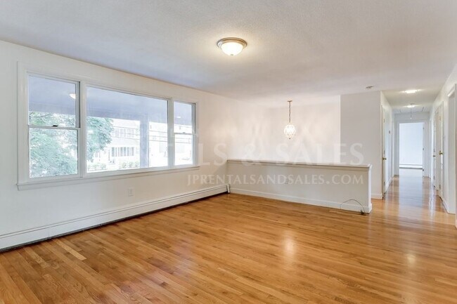 Building Photo - 19 Norton St