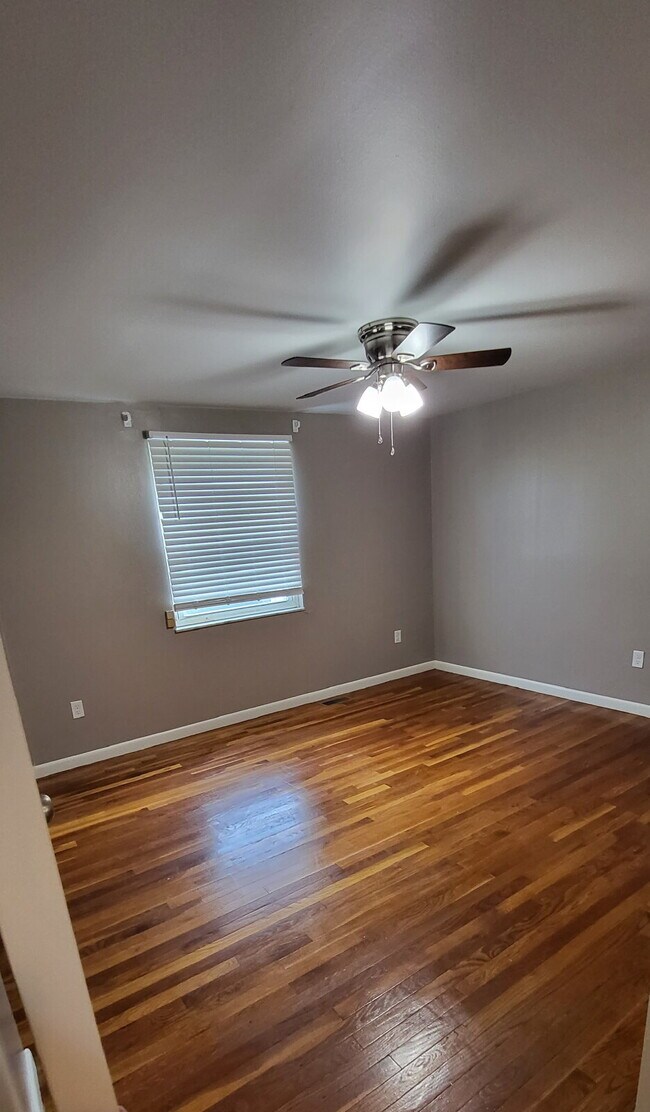 Building Photo - Two Bedroom Townhouse