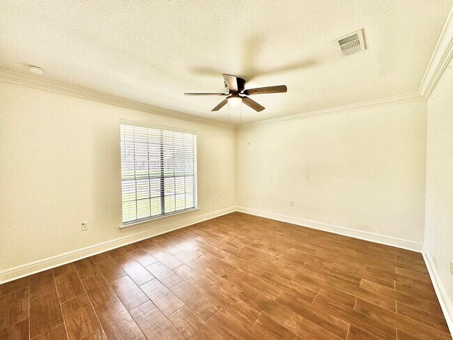 Building Photo - 5016 Five Frks Dr