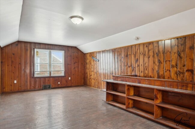Building Photo - $1,250 - Charming 3 Bedroom Bungalow - Det...