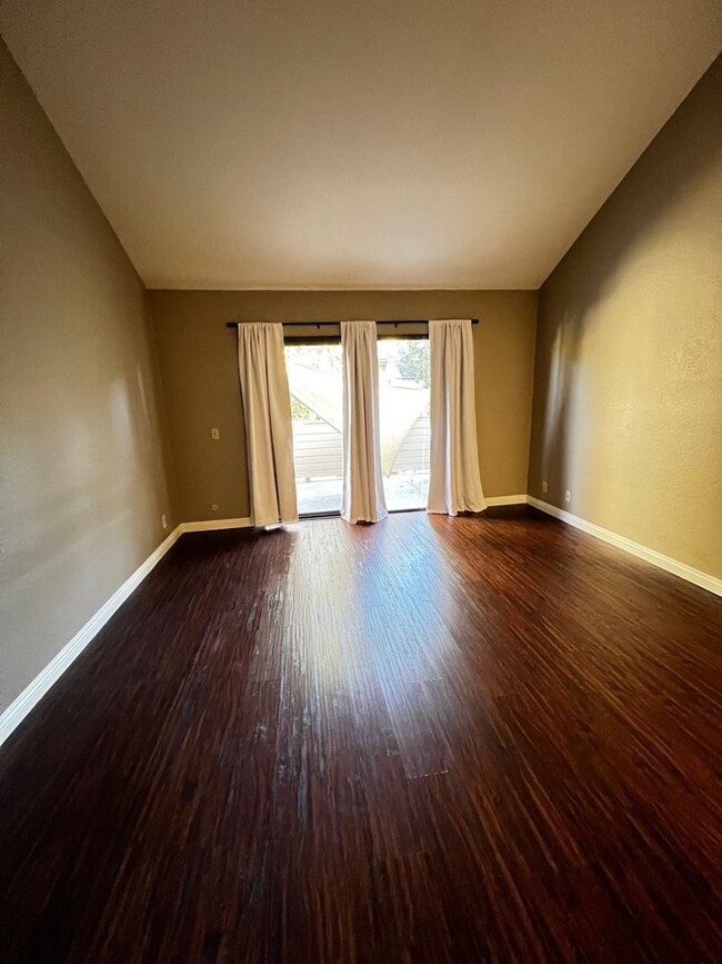 Building Photo - 2 Bedroom 3 Bath Condo for Rent in an Excellent Area of Fullerton