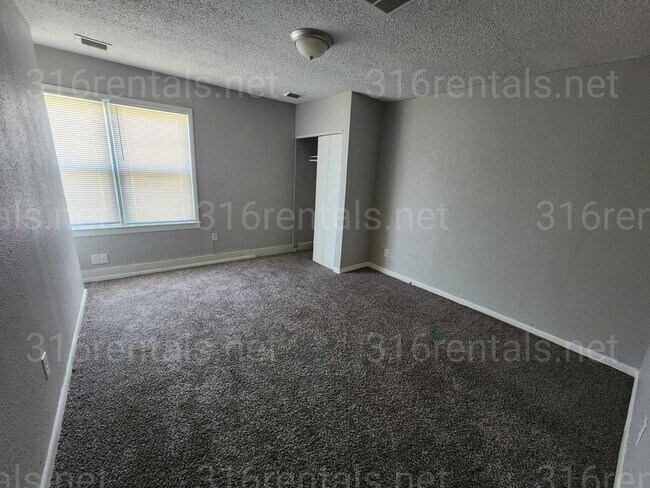 Building Photo - $1,049 - 4 bedroom / 2 bathroom - Single Family Home