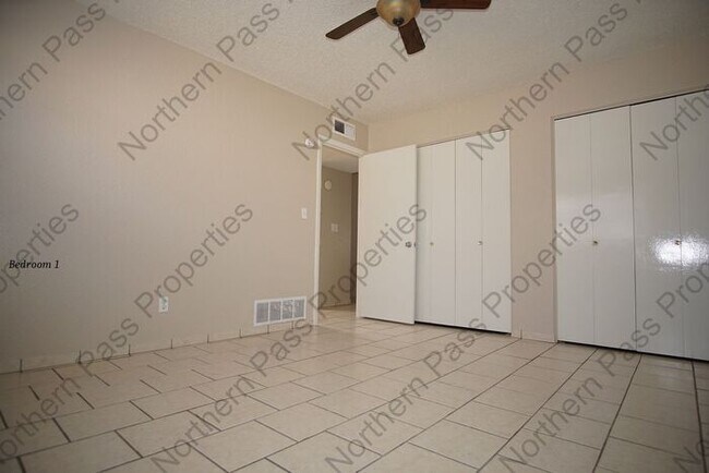 Building Photo - 2 Bedroom Duplex with Yard!