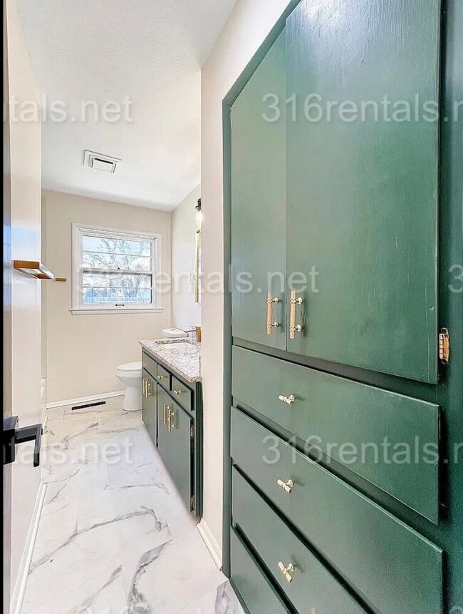 Building Photo - $1795 - 4 bed 2 bath - Single Family Home