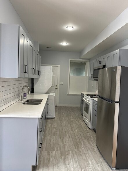 Kitchen - 3626 W Polk St