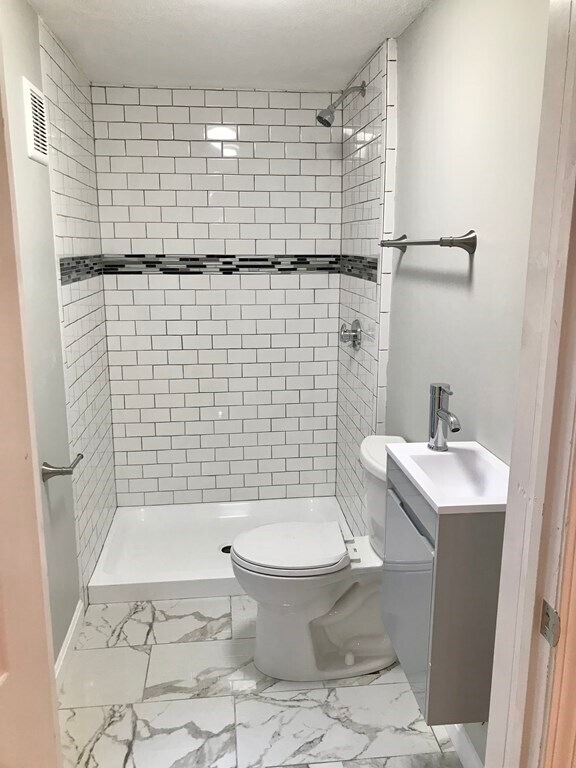 Building Photo - 592 E 5th St