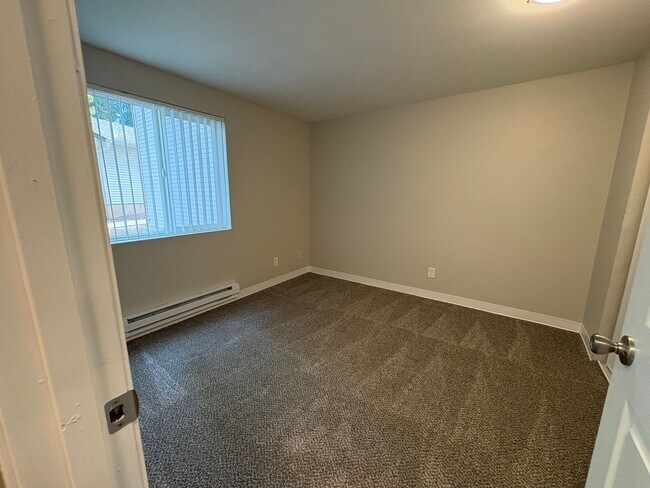 Building Photo - Spacious Two Bedroom One Bath Available Wi...