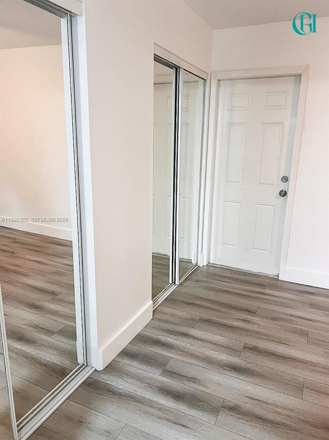 Building Photo - 102 SE 10th St