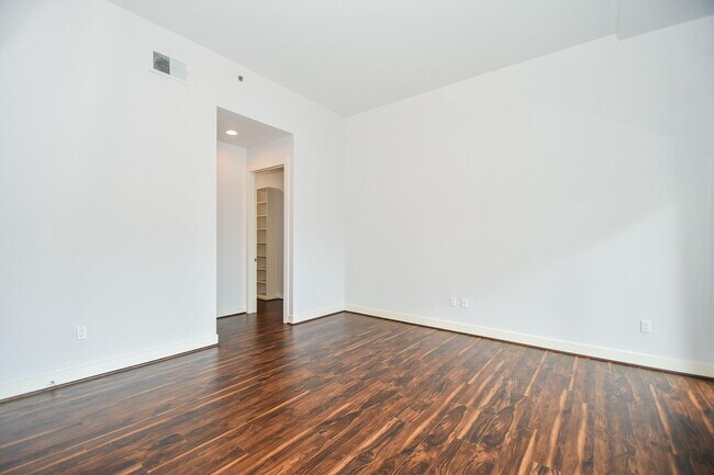Building Photo - 5005 Hidalgo St
