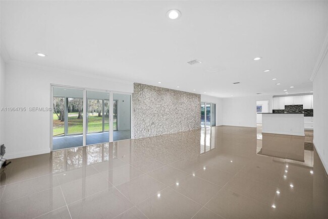 Building Photo - 820 E Cypress Ln