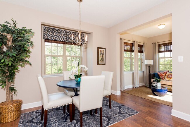 Building Photo - 3 Bedroom Townhome with Garage!