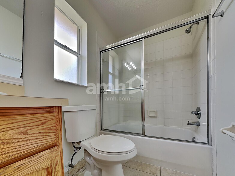 Building Photo - 1009 SW Alcantarra Blvd