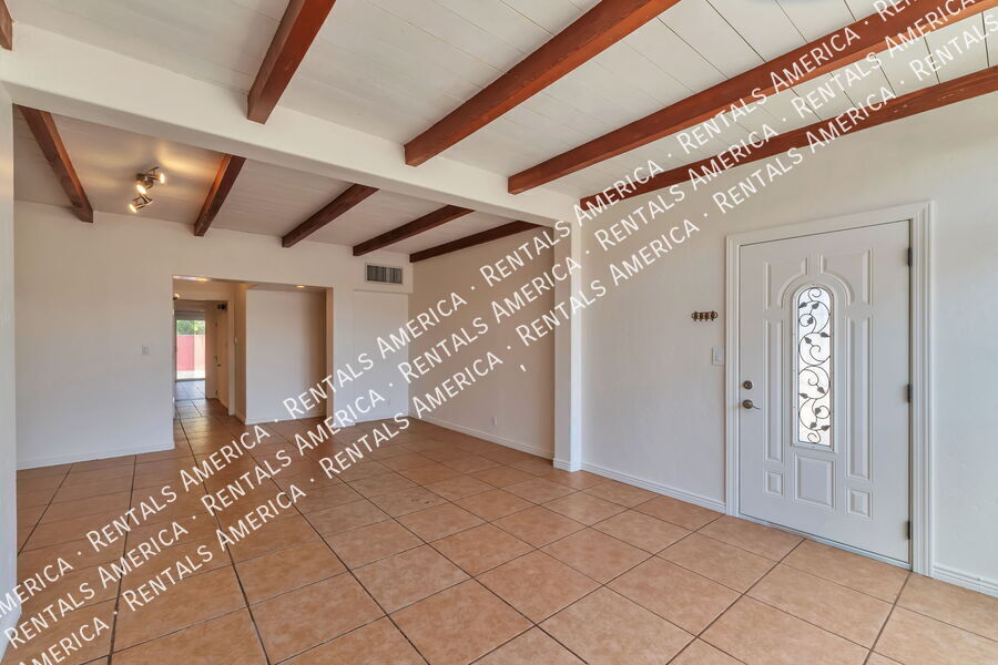 Building Photo - 2250 E La Mirada St