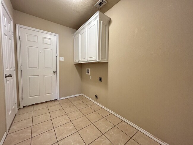 Building Photo - Beautiful Modern Home in LISD