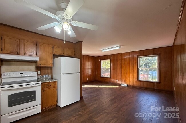 Building Photo - 6126 Cherrycrest Ln