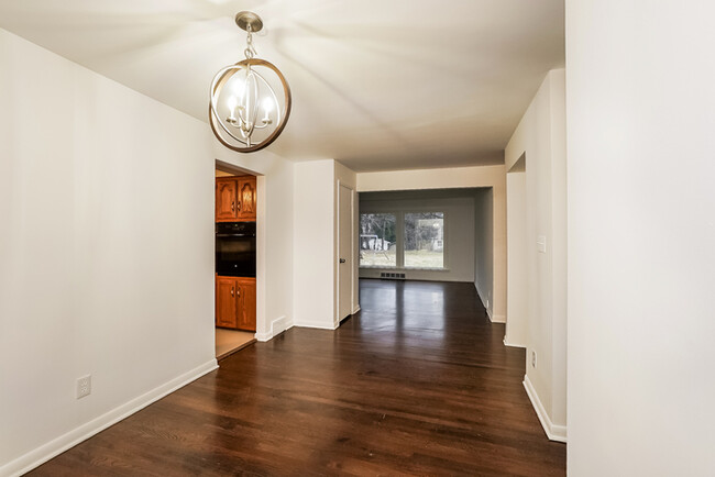 Building Photo - Bright 3-Bedroom Home