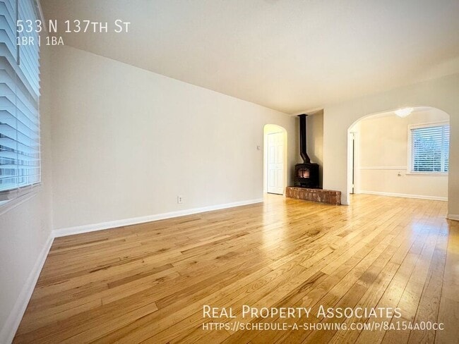 Building Photo - 533 N 137th St