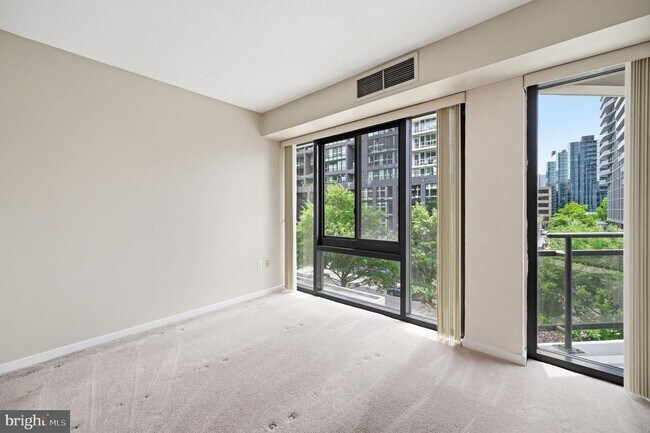 Building Photo - 1530 Key Blvd
