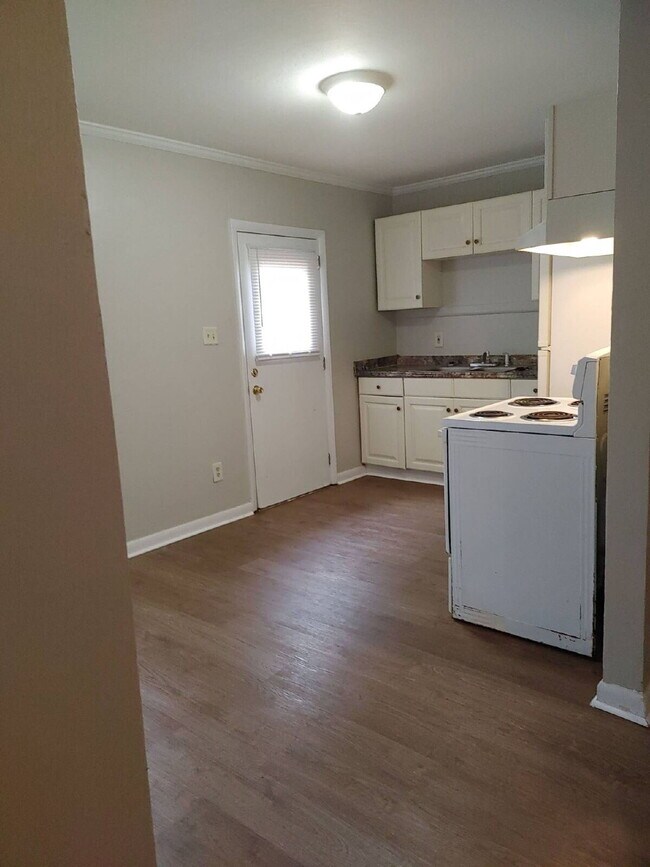 Building Photo - Spacious 2 Bedroom 1 Bathroom