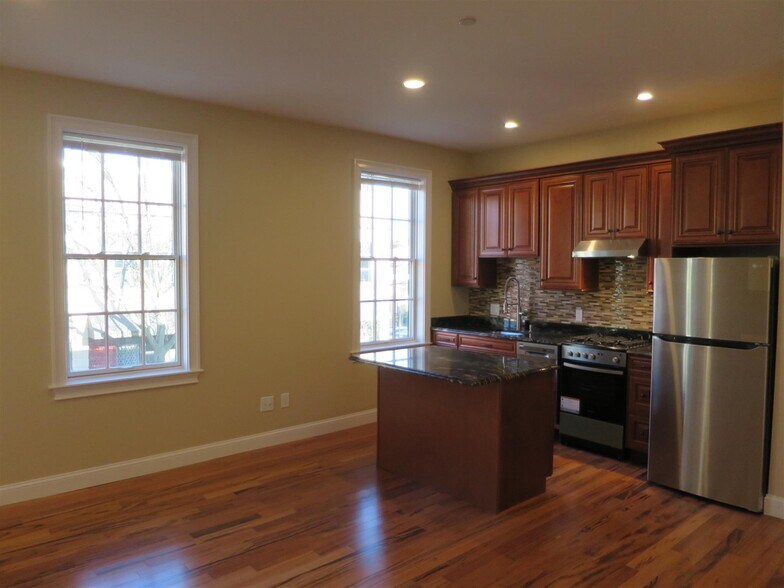 Building Photo - 136 Inman St