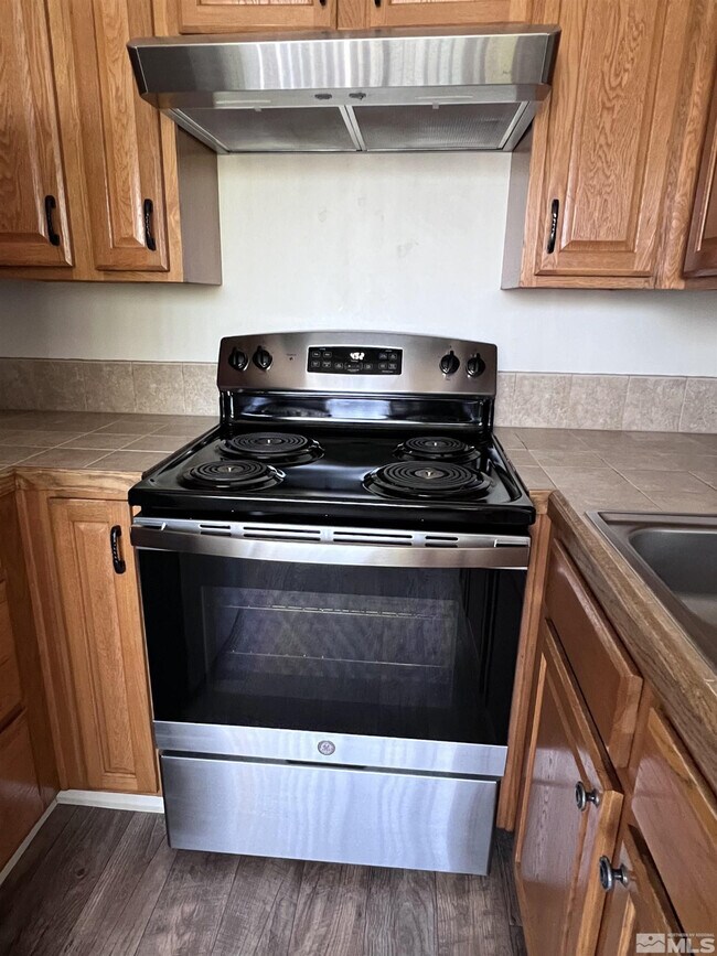 Building Photo - 565 Roberts St