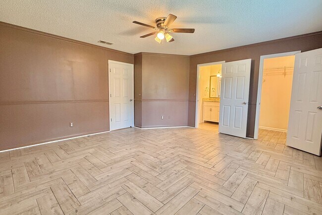 Building Photo - AVAILABLE NOW! (Pet Friendly)