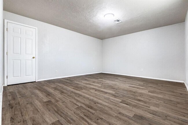 Building Photo - 617 Queensboro Pl