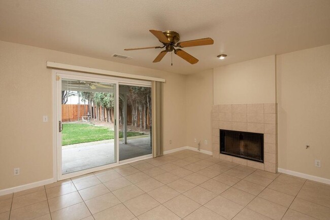 Building Photo - 4 bedroom in NW Modesto near shopping, Kai...