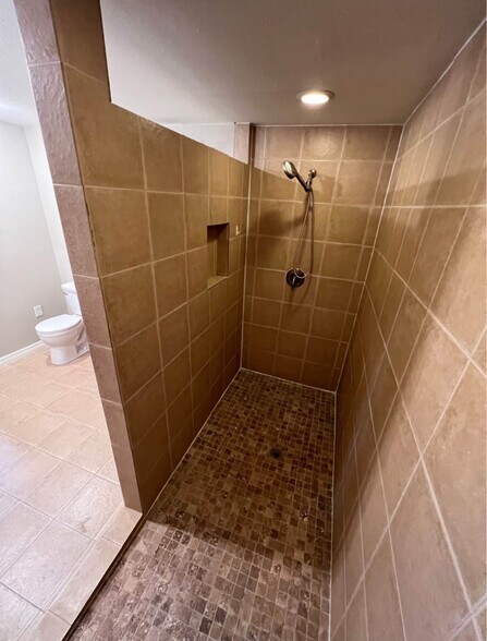 Building Photo - 7605 Bergamot Dr