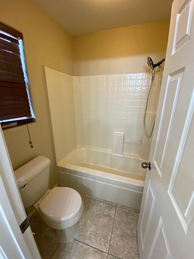 Building Photo - Wonderful 3 bed/2.5 bath home located in the South End of Vegas