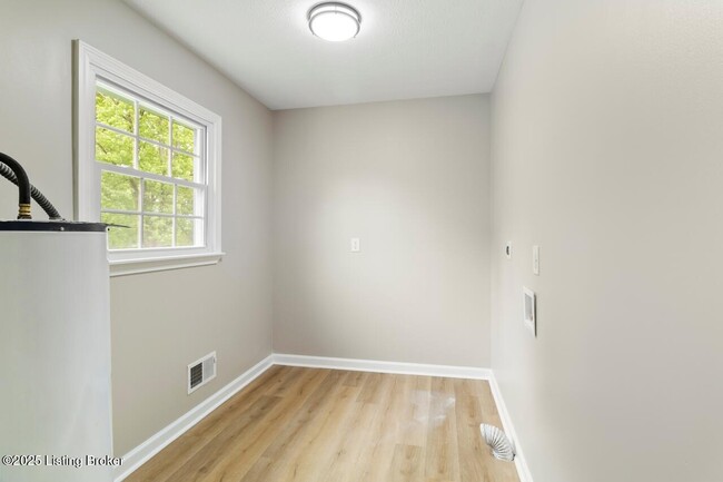 Building Photo - 2222 Elmcrest Dr