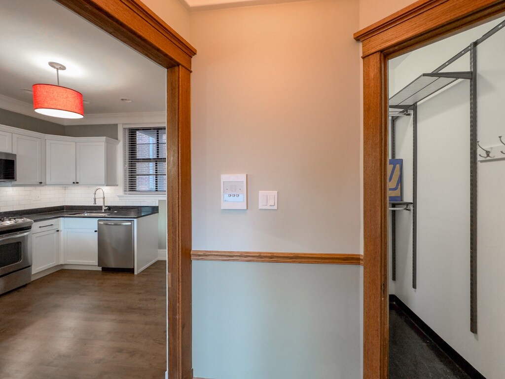 Building Photo - 1940 W Berenice Ave