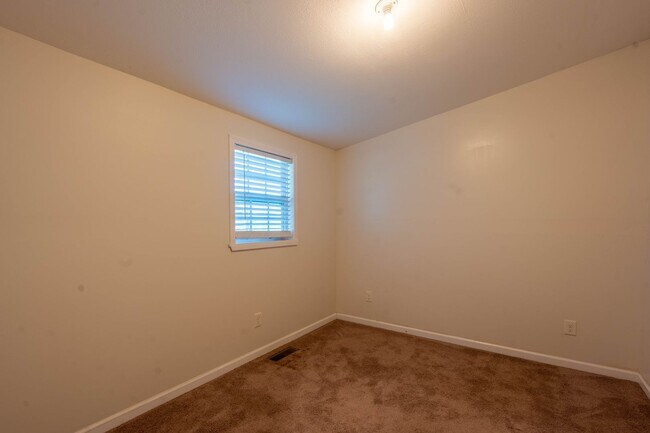 Building Photo - 2 bed and 2 bath house with garage and par...
