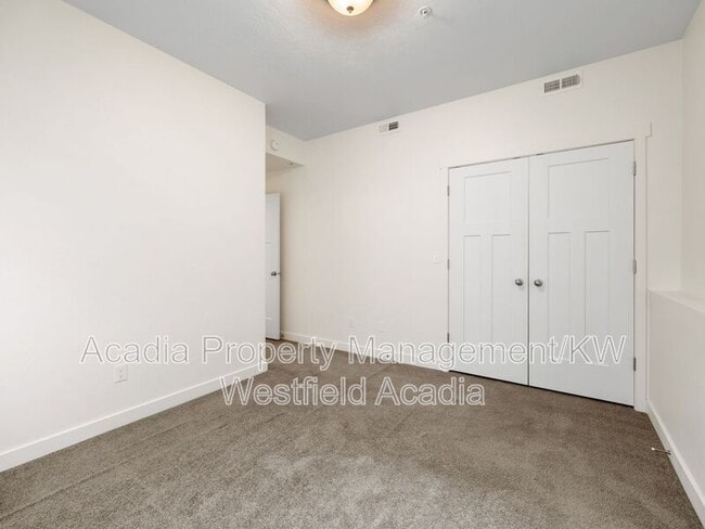 Building Photo - 656 W Meadow Dr
