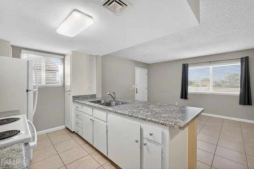 Building Photo - 860 E Brown Rd