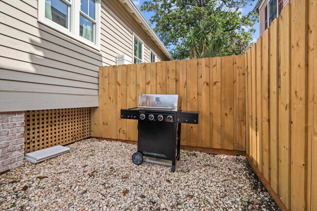 Building Photo - 28 W Castillo Dr