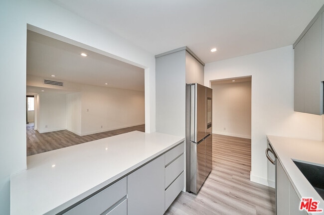 Building Photo - 137 S Maple Dr