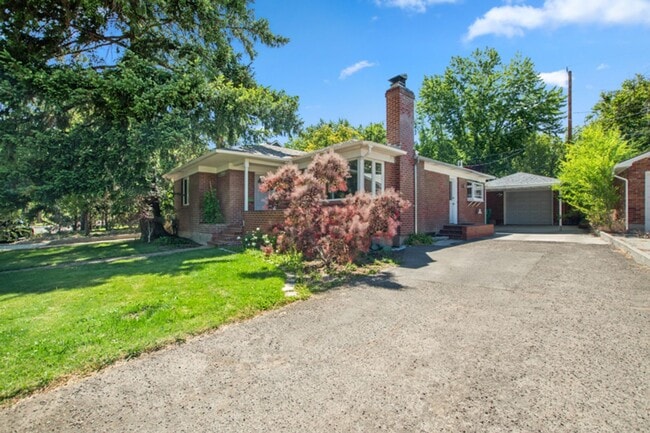 Building Photo - Old Southwest 2 bed / 1 bath / 1 car garage REMODELED & Move In Ready