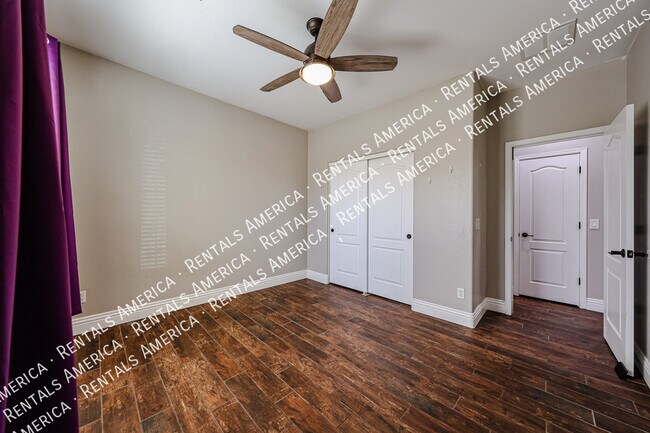 Building Photo - 7223 N 73rd Dr