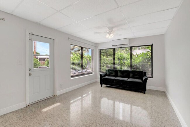 Building Photo - 3550 NE 4th Ave