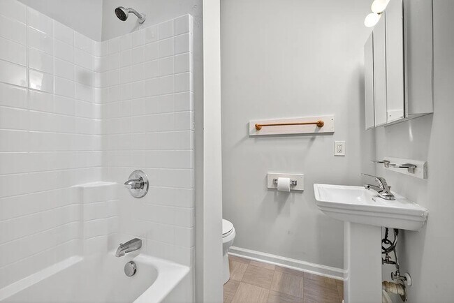 Building Photo - 830 Westwood Ave