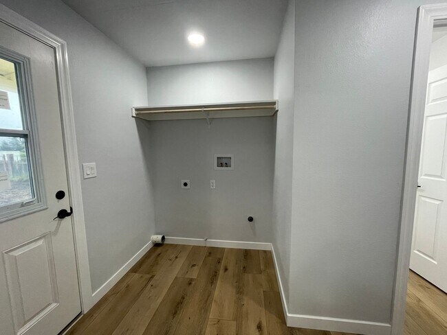 Building Photo - 1-148 1/2 Winema Way