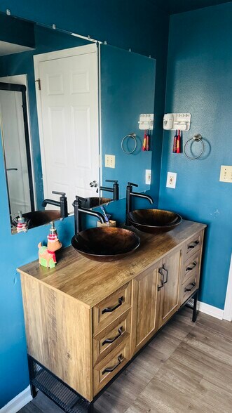 Building Photo - W174N5125 Mulberry Ln