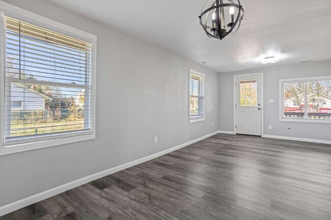 Building Photo - Cute Single Family Home Ready Now!