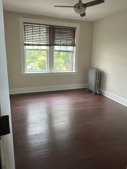 Building Photo - 2,100 Sq. Ft. 3 Bedroom Apartment in Herron-Morton