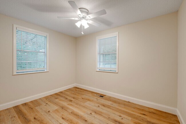 Building Photo - 91 Circle Dr