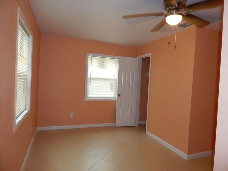 Building Photo - 1305 Jennifer Ln