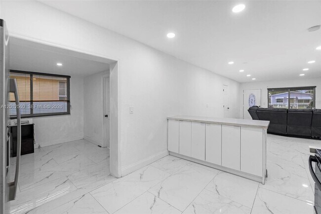 Building Photo - 4530 SW 25th St
