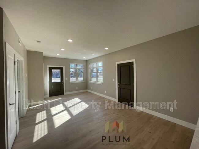 Building Photo - 1720 S 14th St W