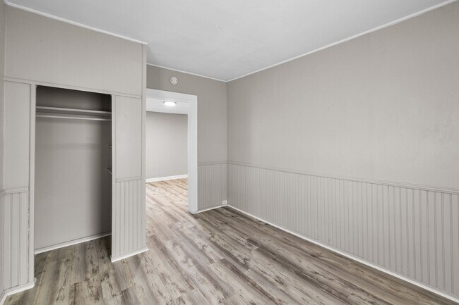 Building Photo - $25 Drive by & Apply 2 Beds 2 Bath House * Large Living/Dining + Bonus Room and Yard** Move in by...